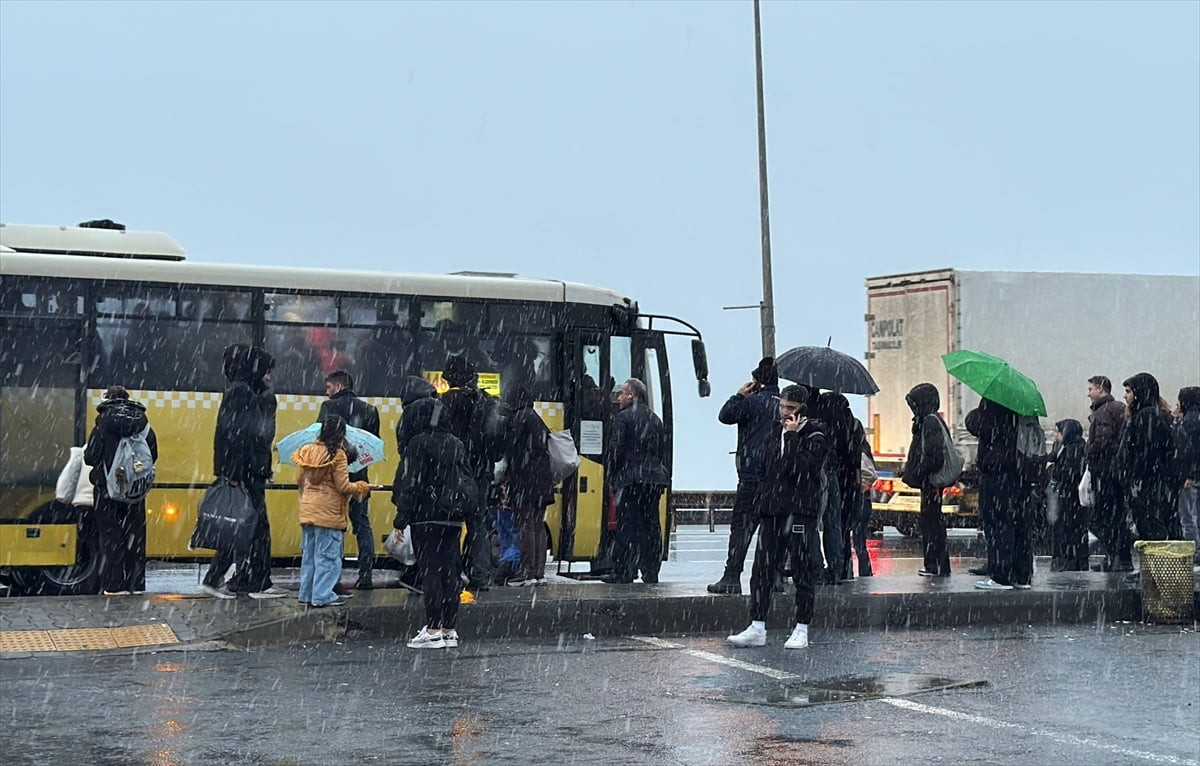 İstanbul'un bazı ilçelerinde kar ve sulu kar yağışı aralıklarla etkisini sürdürüyor. Avrupa...