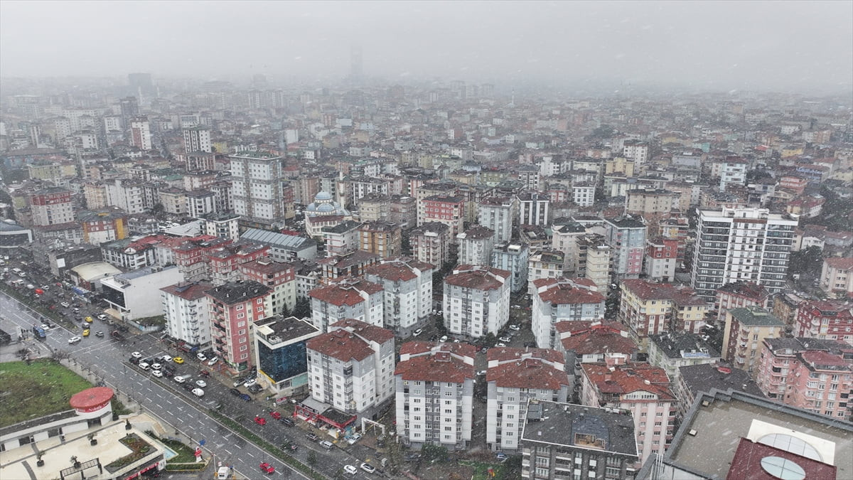 İstanbul'un bazı ilçelerinde kar ve sulu kar yağışı aralıklarla etkisini sürdürüyor. Ümraniye ve...