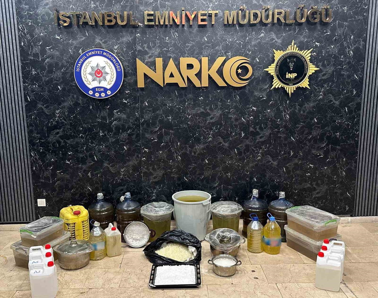 İSTANBUL'UN BEŞİKTAŞ İLÇESİNDE BİR EV VE ARACA DÜZENLENEN OPERASYONDA, 17 KİLOSU KRİSTAL TOPLAM...