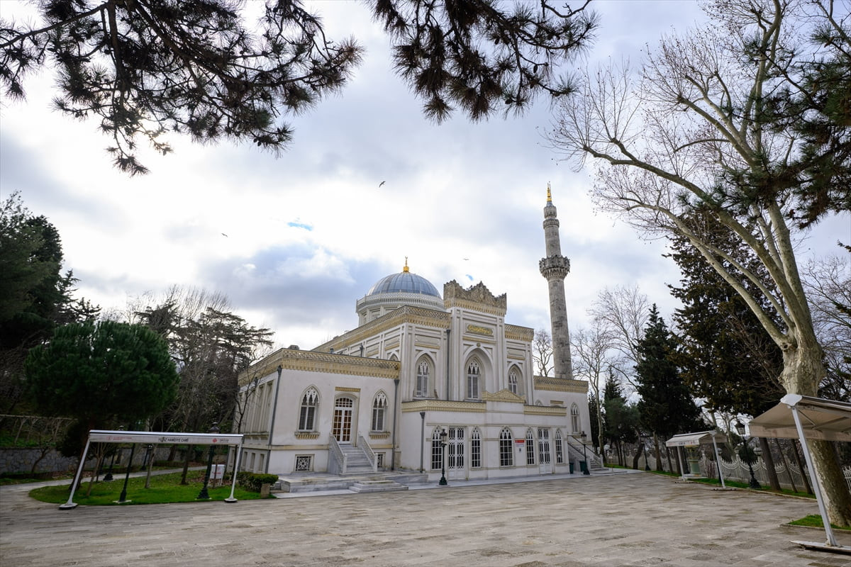İstanbul'un Beşiktaş ilçesinde Yıldız Sarayı girişinde yer alan Yıldız Hamidiye Camisi, geç dönem...