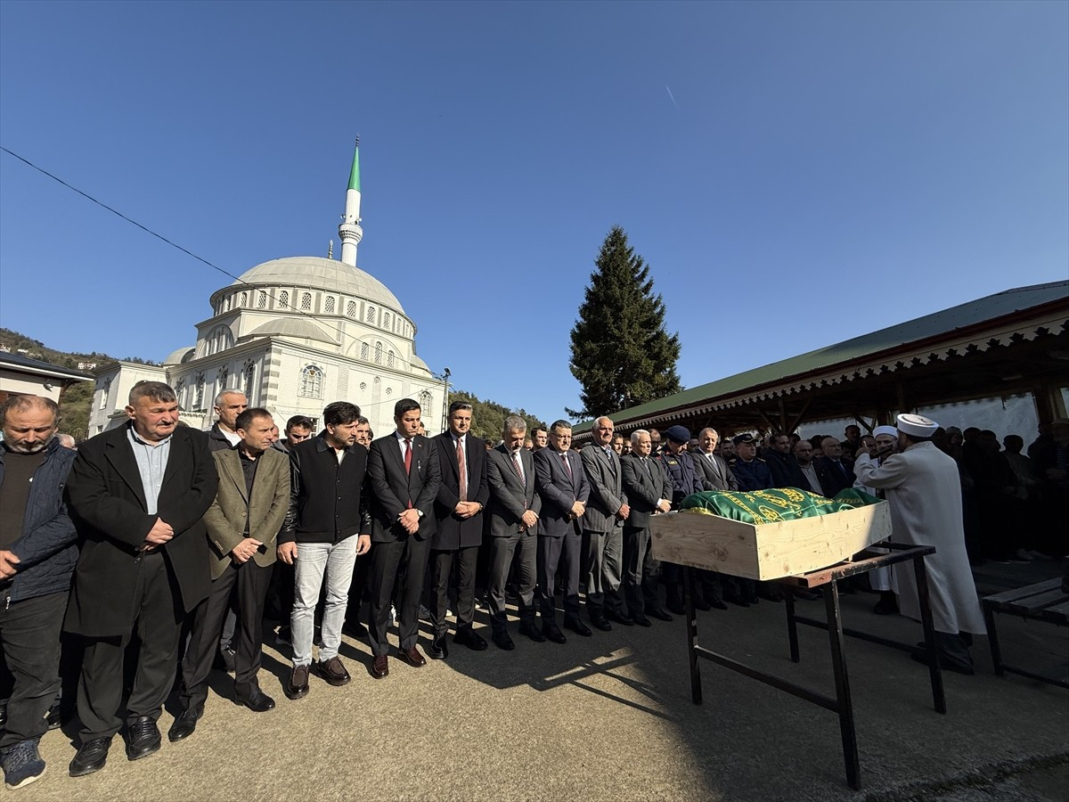 İstanbul'un Beyoğlu ilçesinde metro inşaatında iskele çökmesi sonucu kaldırıldığı hastanede...