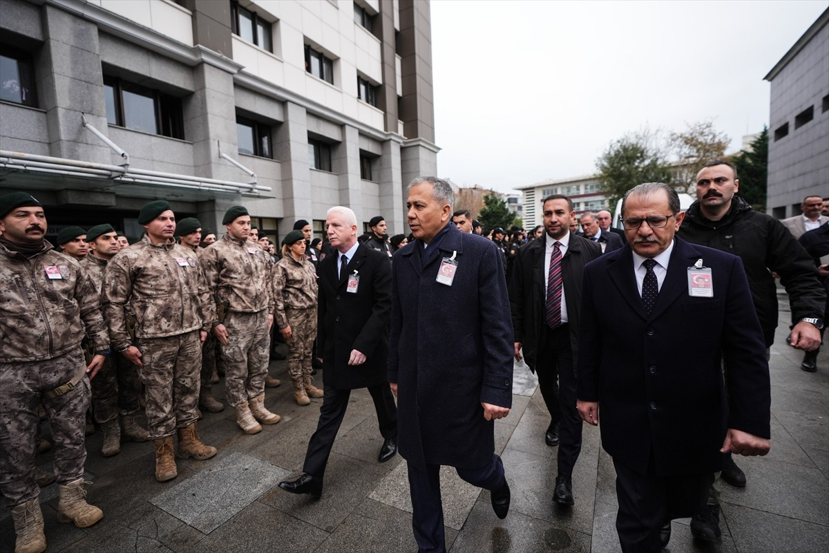 İstanbul'un Çekmeköy ilçesindeki bir eve düzenlenen narkotik operasyonunda açılan ateş sonucu ağır...
