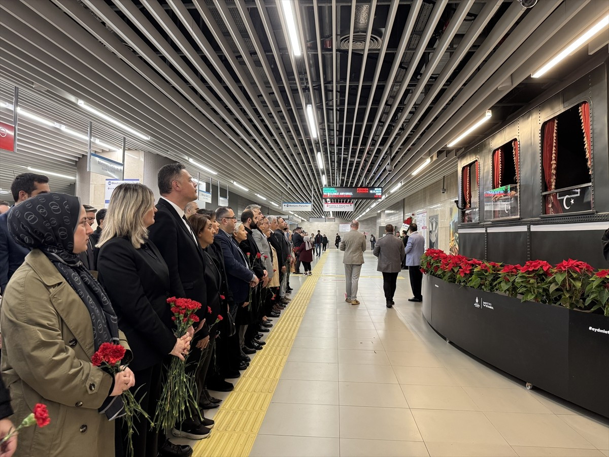 İstanbul'un dört bir yanında vatandaşlar, Türkiye Cumhuriyeti'nin kurucusu, büyük önder Gazi...