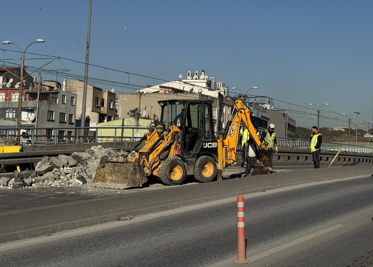 İstanbul'un Esenler ilçesinde, Ayvalıdere Araç Köprüsü'nde 26 Ekim'de başlatılan güçlendirme...