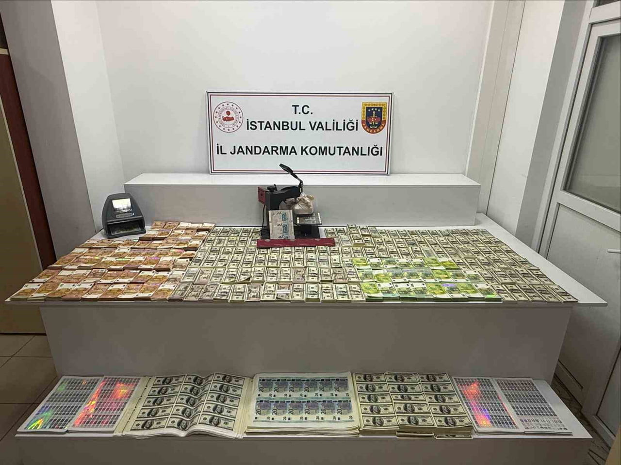 İSTANBUL'UN ESENLER İLÇESİNDE BİR ADRESE DÜZENLENEN OPERASYONDA 1 MİLYON 250 BİN SAHTE DOLAR, 655...