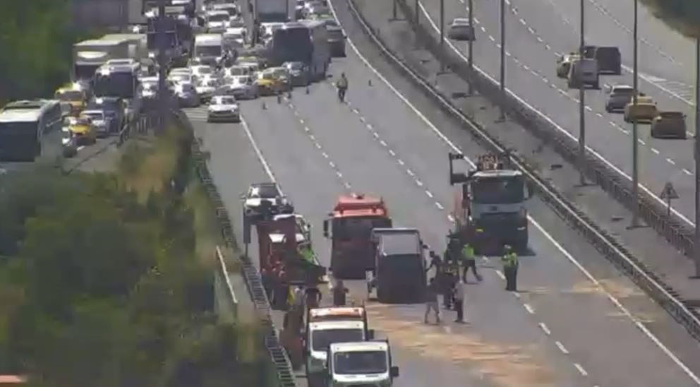 İSTANBUL'UN EYÜPSULTAN İLÇESİNDE YOL TEMİZLİĞİ YAPAN İSTAÇ'A AİT BAKIM EKİBİNE ÖNCÜLÜK YAPAN VE...