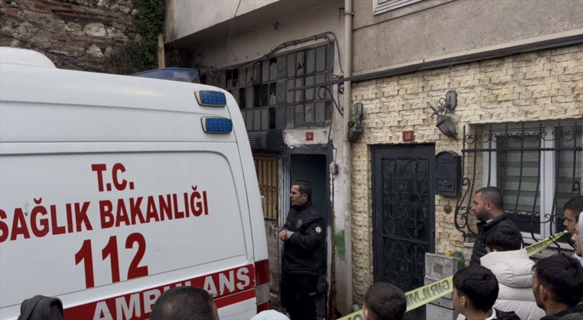 İstanbul'un Fatih ilçesinde apartmanda çıkan yangında 1 kişi hayatını kaybetti, 3'ü ağır 6 kişi...