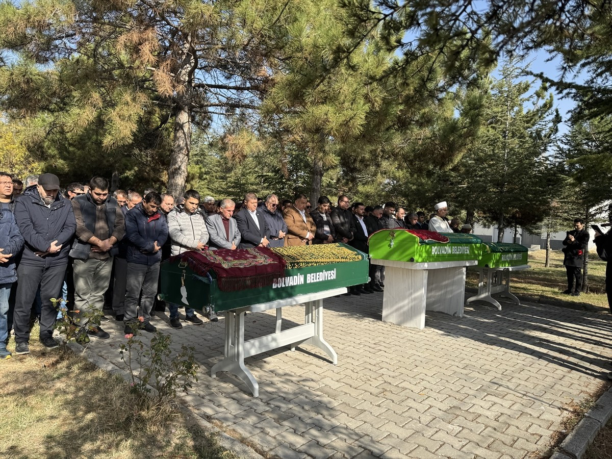 İstanbul'un Fatih ilçesinde gıda zehirlenmesi şüphesiyle yaşamını yitiren anne Çiğdem, çocukları...