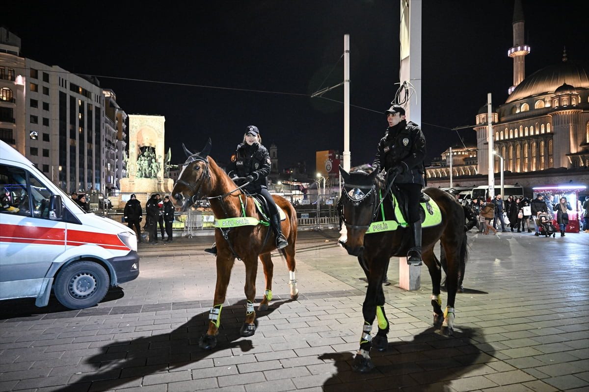 İstanbul'un işlek bölge ve caddelerinde yılbaşı kutlamalarına saatler kala hareketlilik arttı....