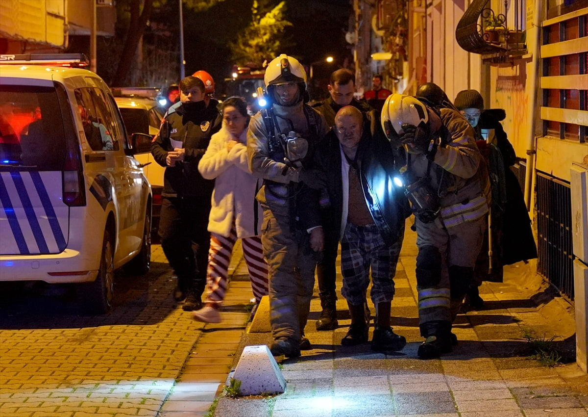 İstanbul'un Kadıköy ilçesinde bir apartmanda çıkan yangında yaralanan 1'i ağır 8 kişi tedavi...