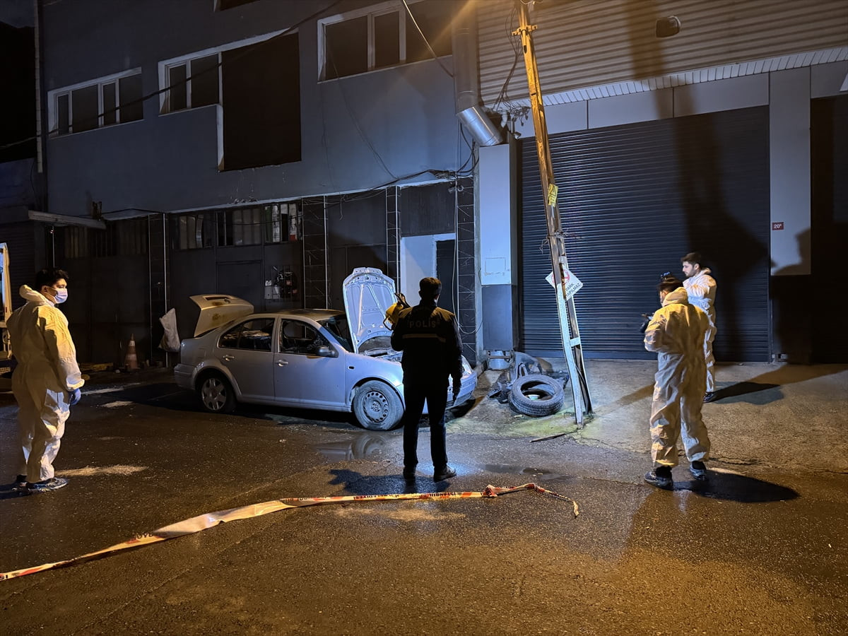 İstanbul'un Kağıthane ilçesinde, sokakta yaşadığı öğrenilen bir kişi, ısınmak için girdiği...