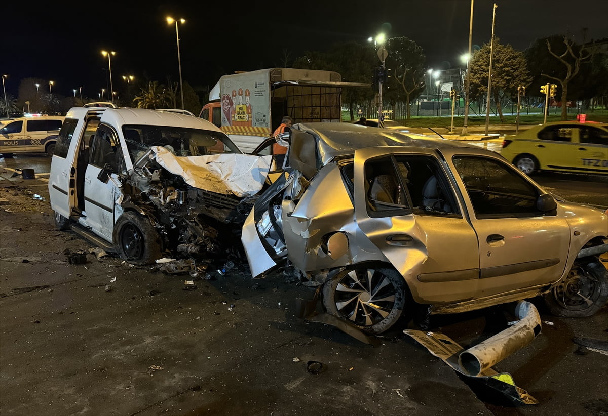İstanbul'un Kartal ilçesinde park halindeki otomobile çarpan hafif ticari araçtaki 4 kişi...