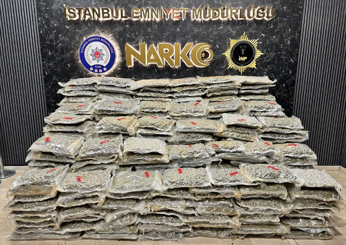 İstanbul'un Küçükçekmece ilçesinde, 4 tıra düzenlenen operasyonda 527 kilo 475 gram uyuşturucu ele...