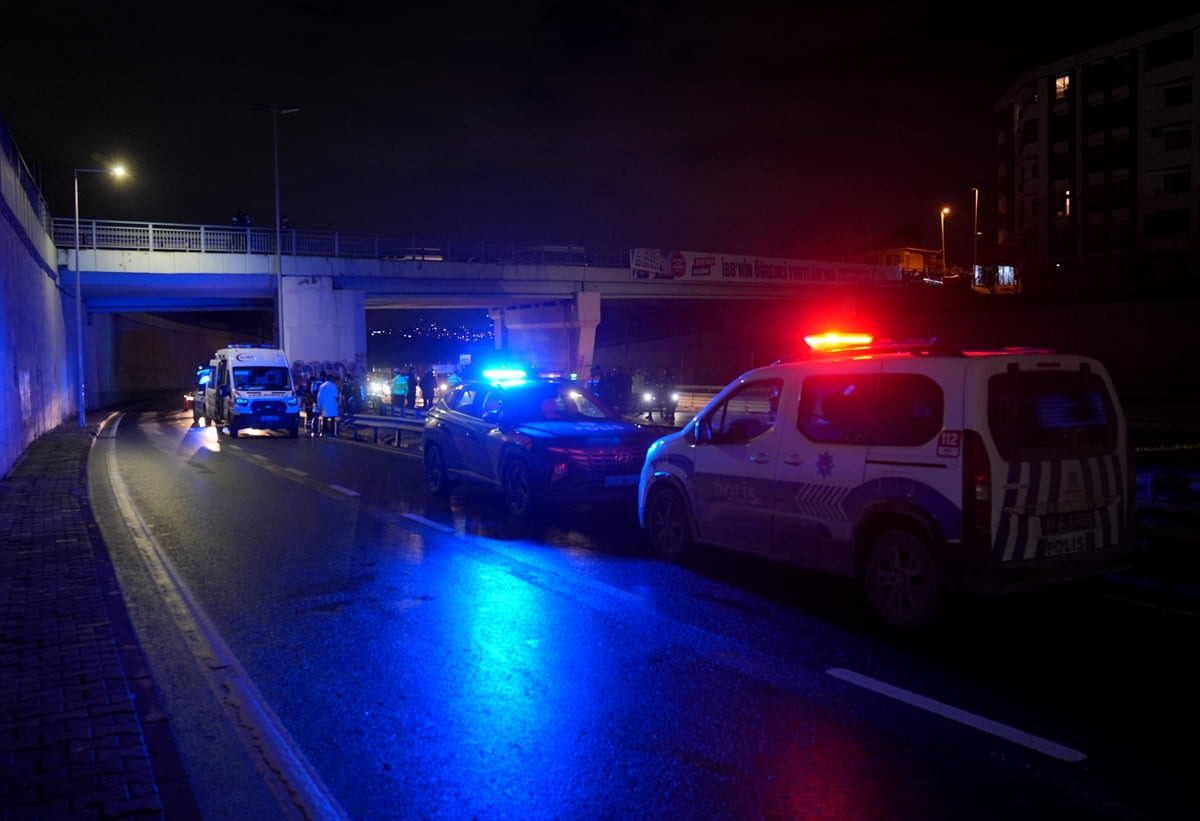 İstanbul'un Küçükçekmece ilçesinde motosikletin belediyeye ait temizlik aracına çarpması sonucu 2...
