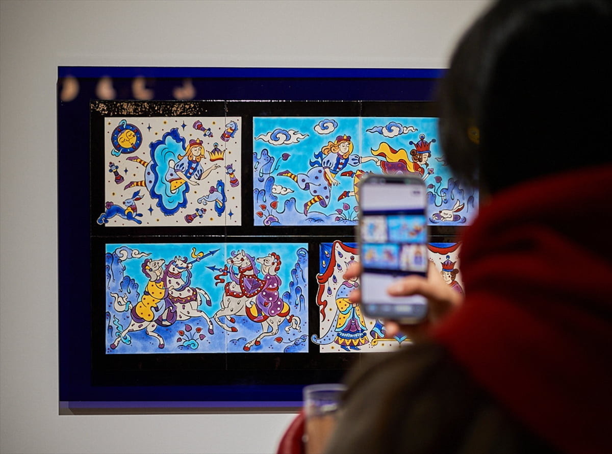 İstanbul'un sanat sahnesine yeni bir durak olarak eklenen Karaköy'deki Black Light Gallery'nin ilk...