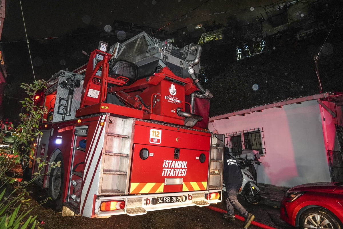İstanbul'un Sarıyer ilçesinde iki gecekonduda çıkan yangında anne ve iki çocuğunun da aralarında...