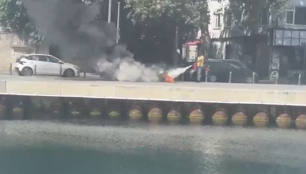 İSTANBUL'UN SARIYER İLÇESİNDE YER ALTI ELEKTRİK KABLOLARINDA ÇIKAN YANGIN, ÇEVREDE KORKU DOLU...