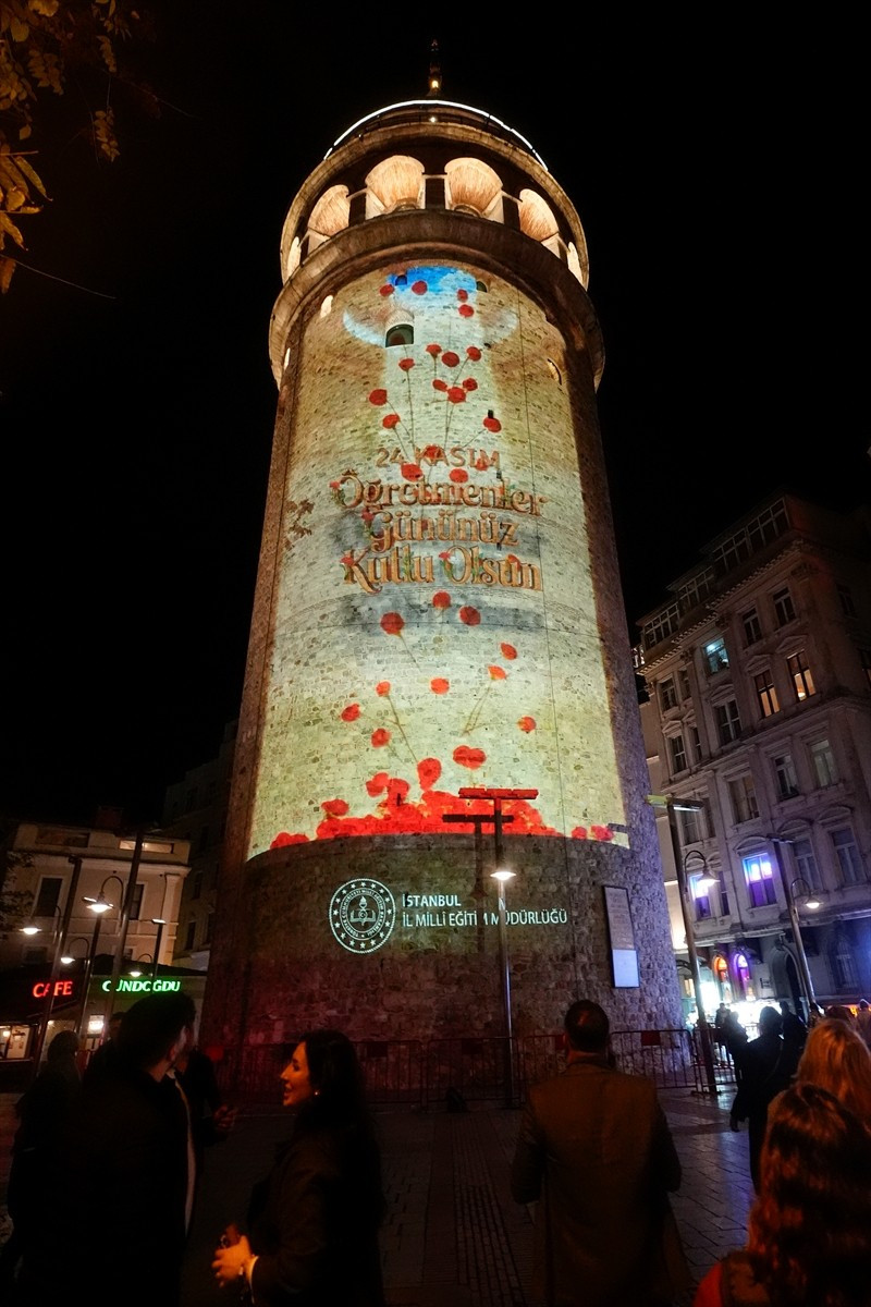  İstanbul'un simge yapılarından Galata Kulesi'nde 24 Kasım Öğretmenler Günü dolayısıyla mapping...