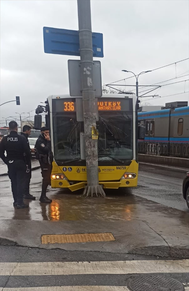 İstanbul'un Sultangazi ilçesinde kayganlaşan yolda virajı alamayan İETT otobüsü, trafik levhası...