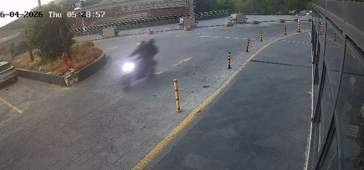 İSTANBUL'UN SULTANGAZİ İLÇESİNDE MOTOSİKLETLİ BİR ŞÜPHELİ, ALIŞVERİŞ MERKEZİNE SİLAHLI SALDIRI...