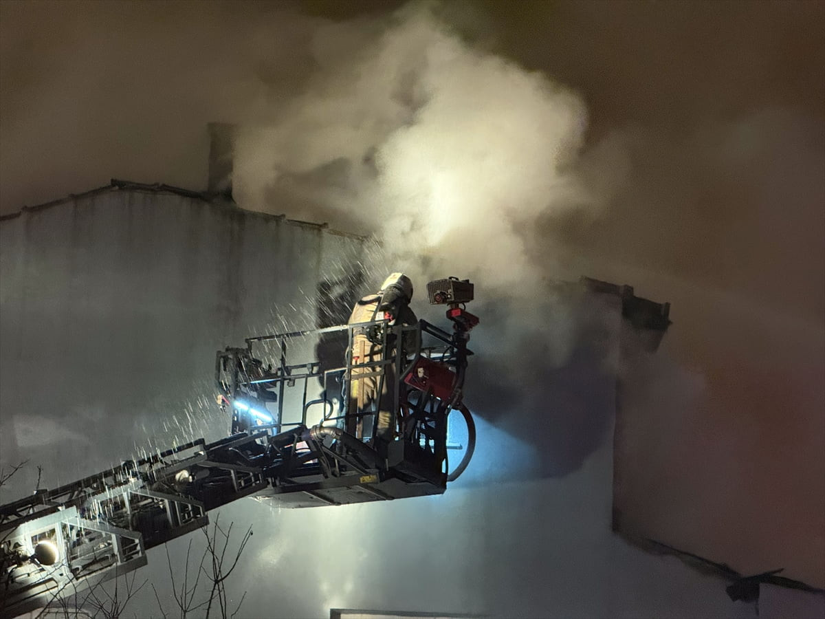 İstanbul'un Ümraniye ilçesinde bir binada çıkan yangın itfaiye ekiplerince söndürüldü.