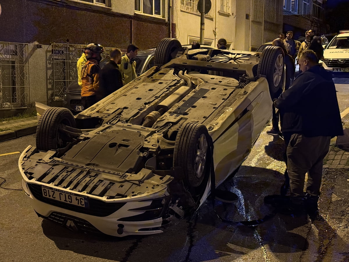 İstanbul'un Üsküdar ilçesinde yokuş aşağı inen otomobilin park halindeki araçlara çarpması sonucu...