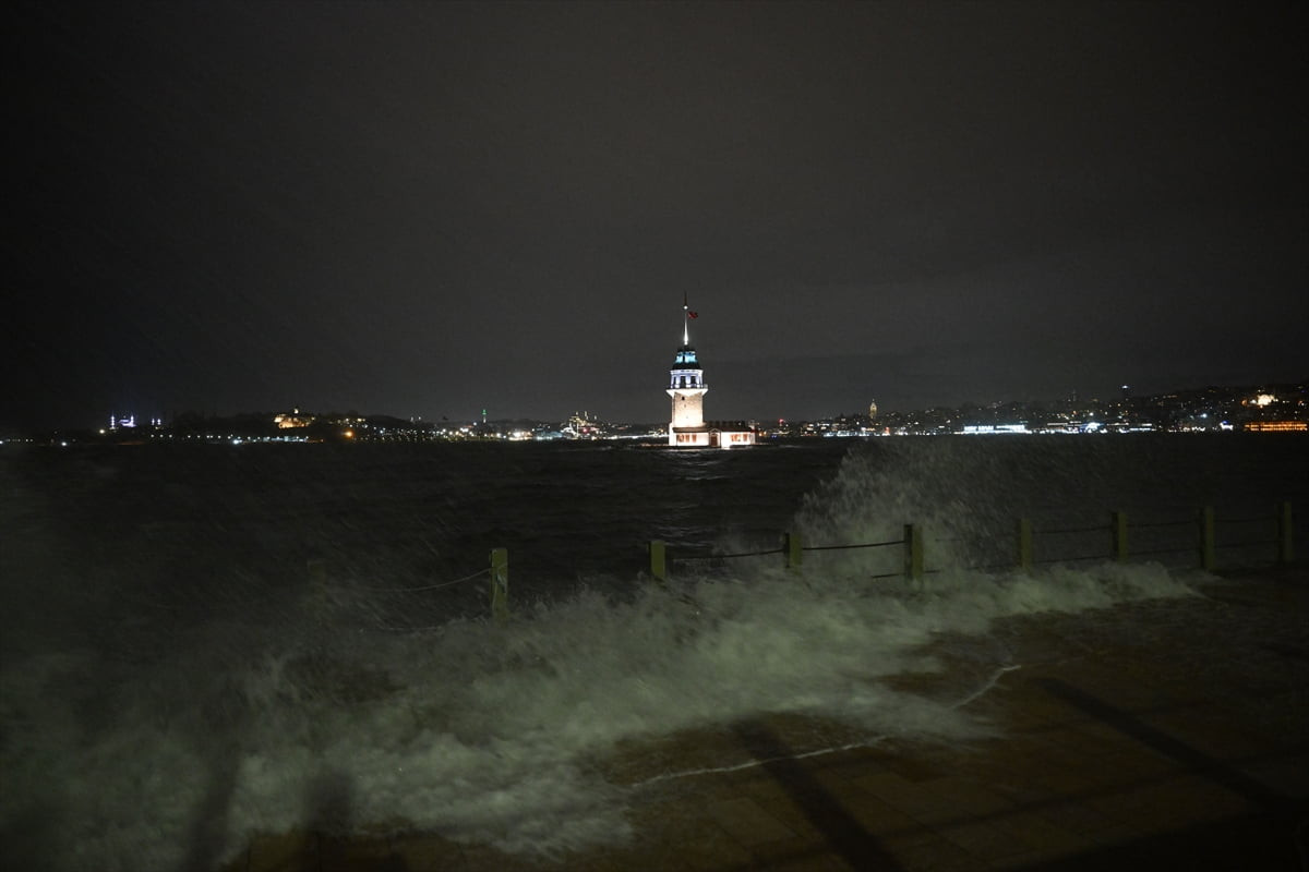 İstanbul'un Üsküdar ilçesindeki sahil ve çevresinde, sağanak ve fırtına, akşam saatlerinden...