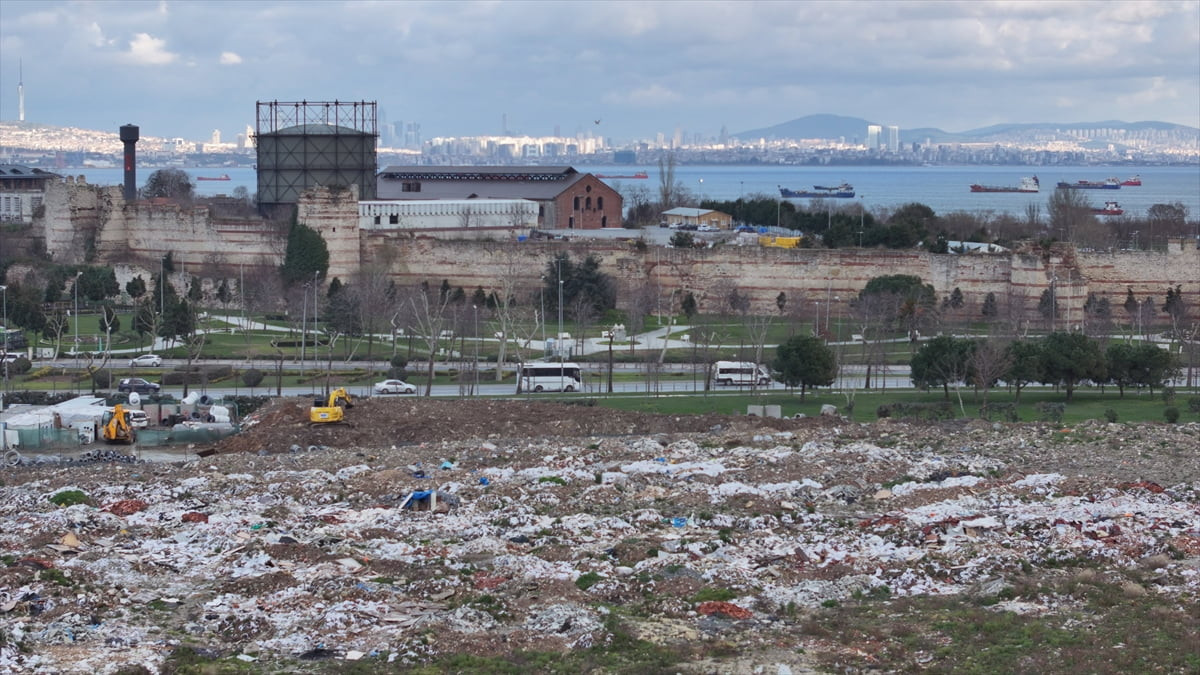 İstanbul'un Zeytinburnu ilçesinde mitinglere ev sahipliği yapan Kazlıçeşme Meydanı'na atılan moloz...