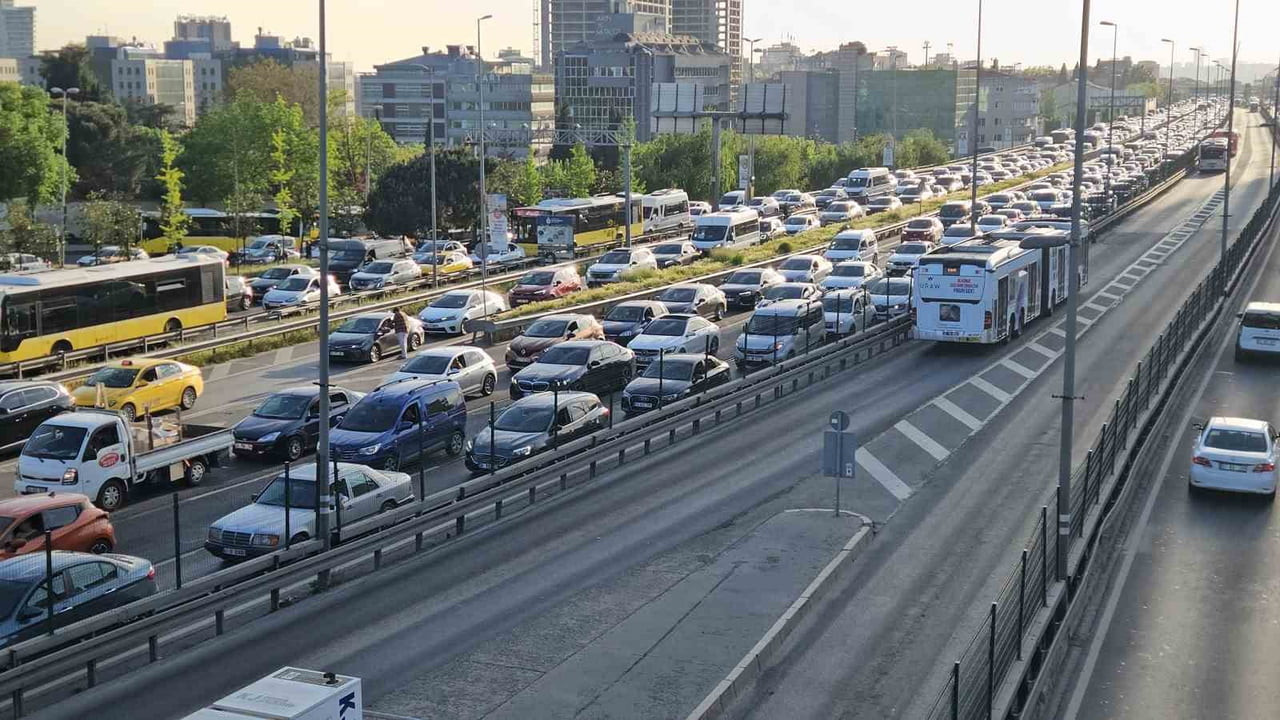 İSTANBUL’DA AKŞAM İŞ ÇIKIŞ SAATLERİNDE TRAFİK YOĞUNLUĞU YÜZDE 78’E ULAŞTI. D-100 KARAYOLU’NDA YER...