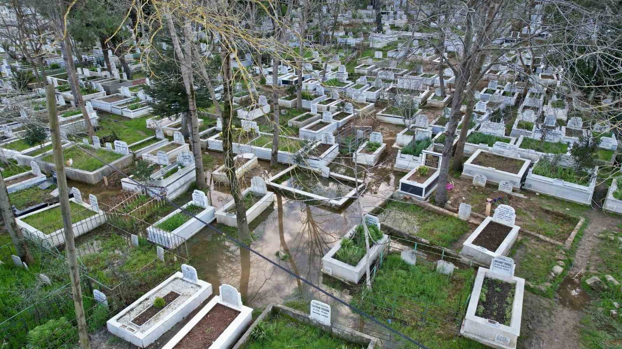 İSTANBUL’DA ARALIKSIZ SÜREN YAĞIŞIN ARDINDAN BİRÇOK NOKTADA SU BASKINLARI YAŞANIRKEN...