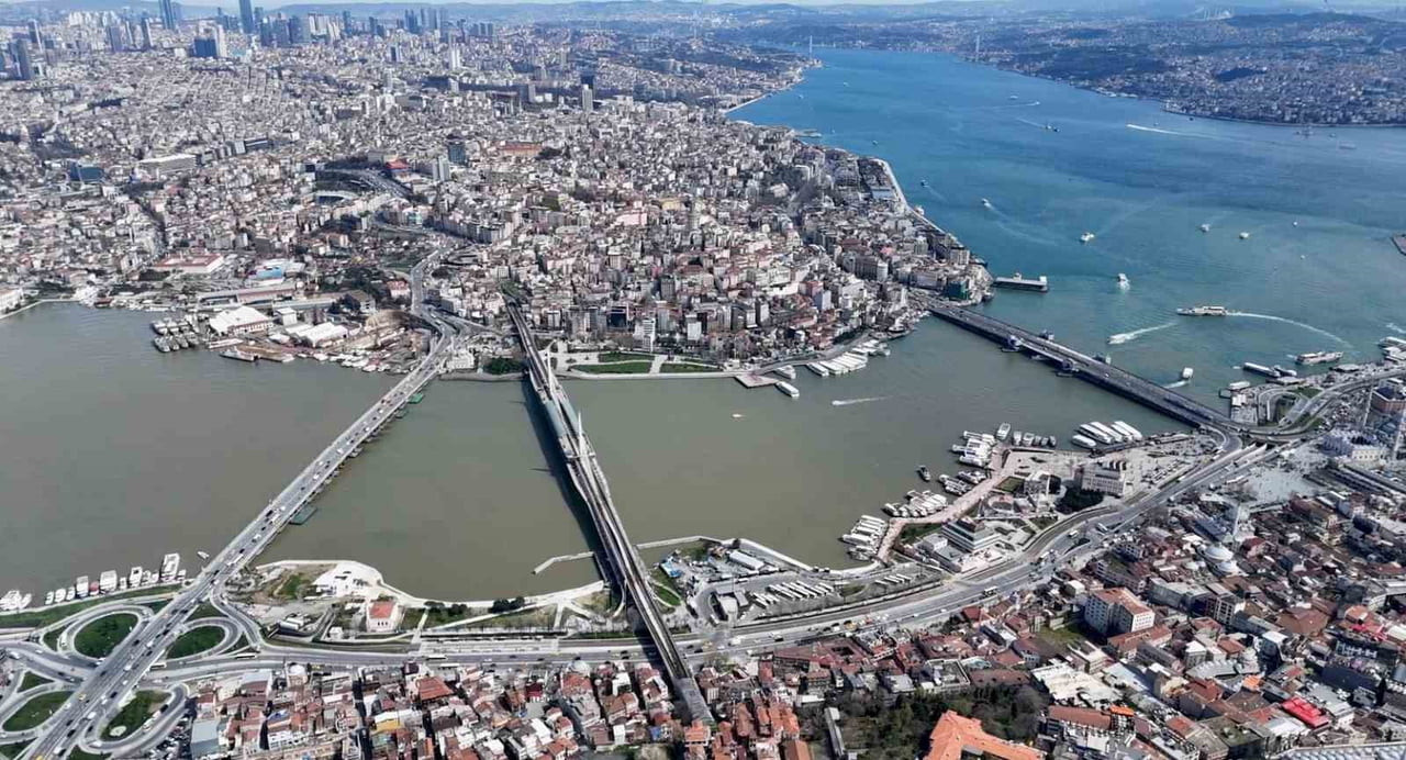 İSTANBUL’DA ETKİLİ OLAN ARALIKSIZ YAĞIŞLARIN ARDINDAN HALİÇ’TE GÖZLENEN RENK DEĞİŞİMİNİN YAKLAŞIK...