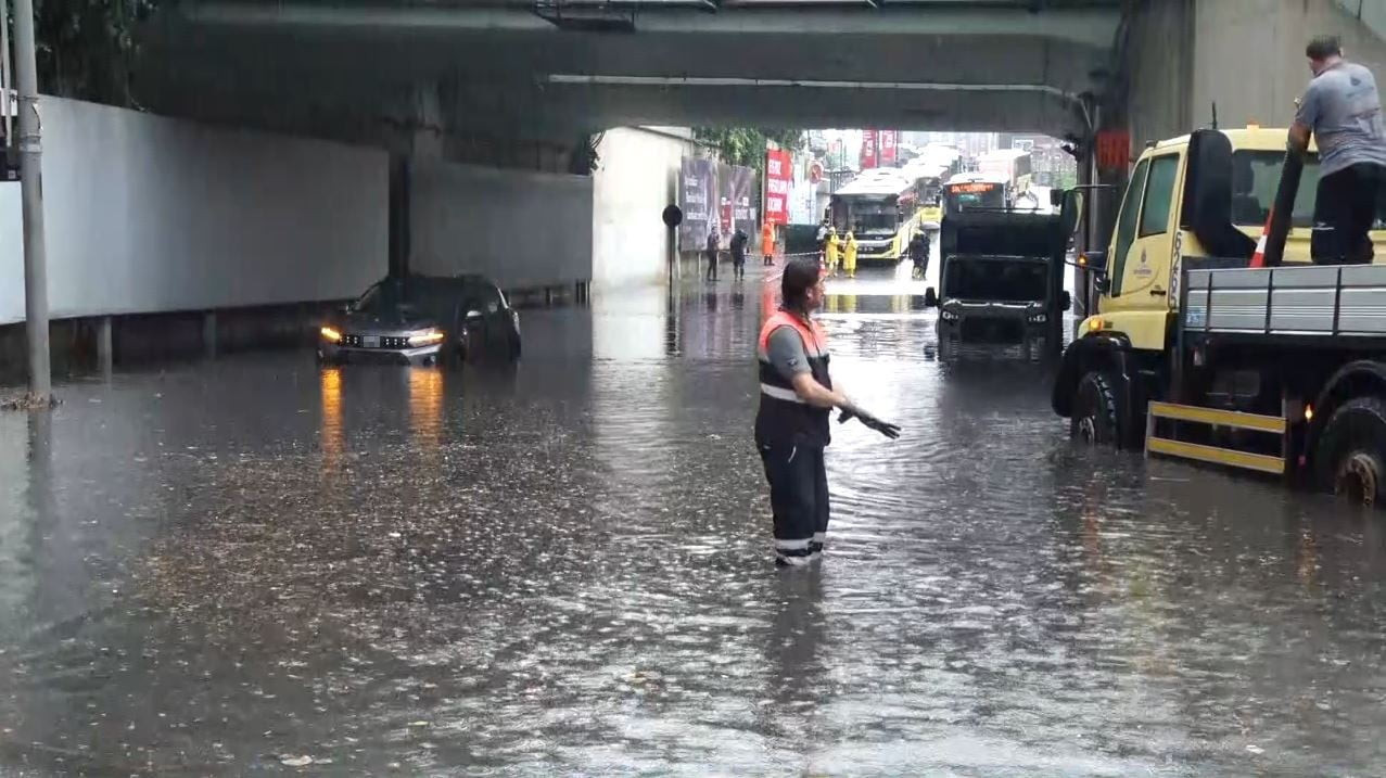 İSTANBUL’DA ETKİLİ OLAN SAĞANAK İLE ZİNCİRLİKUYU’DA ALT GEÇİDİ SU BASTI.