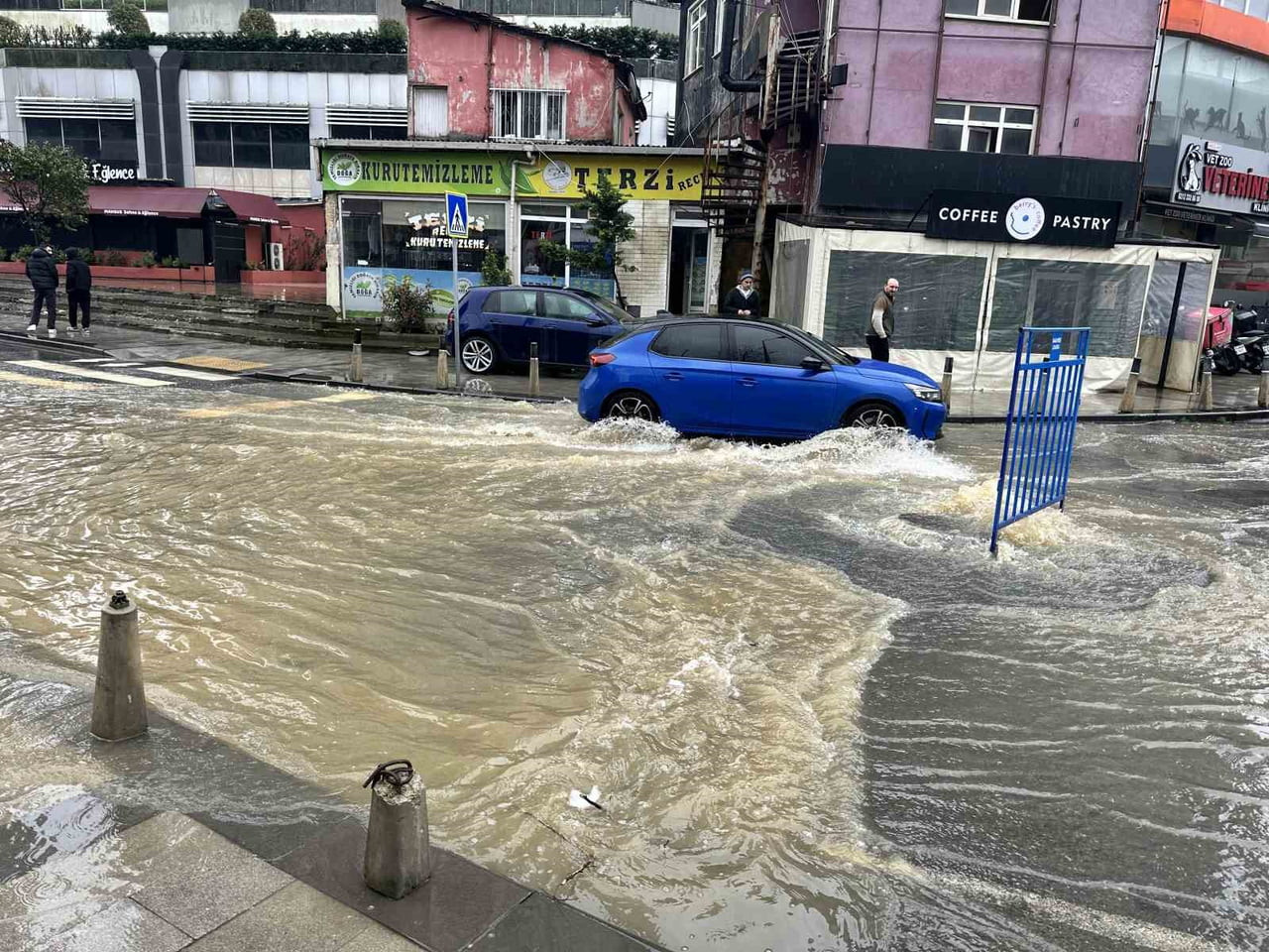 İSTANBUL’DA GÜNLERDİN ETKİLİ OLAN YAĞIŞ SONRASI SARIYER’DE RÖGARLAR TAŞTI. RÖGARLARIN TAŞMASI...