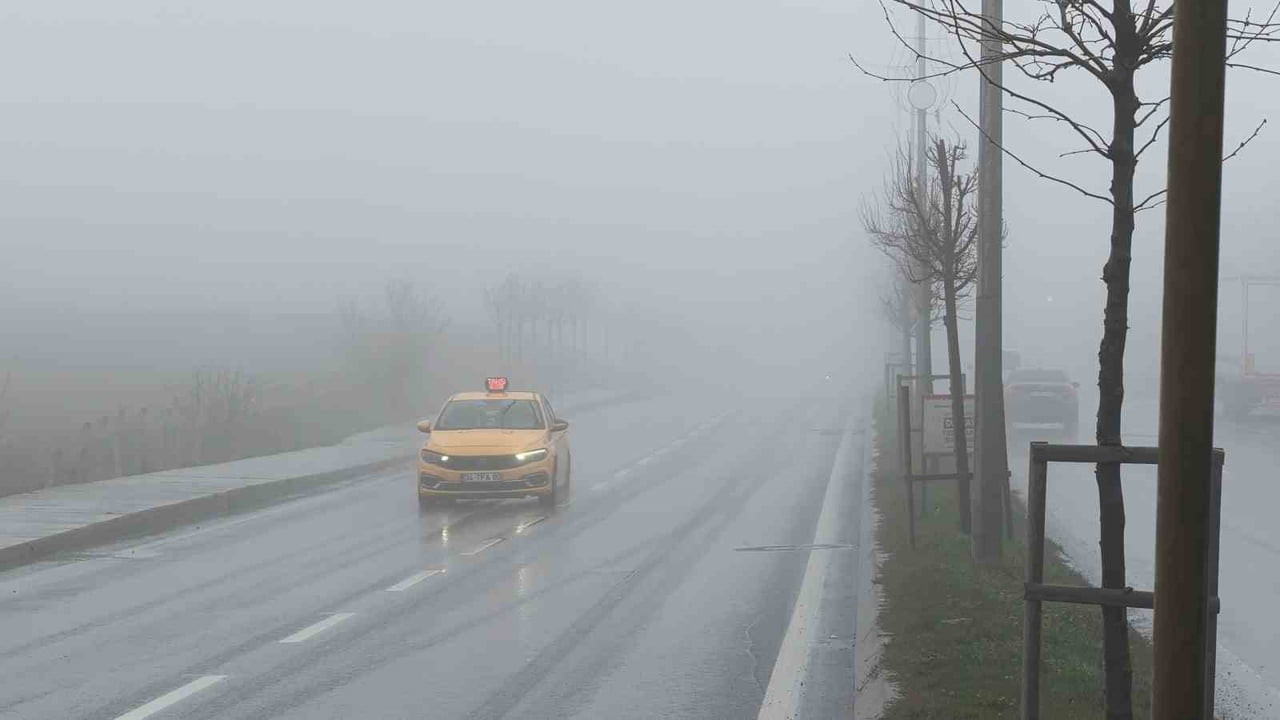 İSTANBUL’DA SABAH SAATLERİNDEN İTİBAREN ETKİLİ OLAN YOĞUN SİS, ÖZELLİKLE ARNAVUTKÖY’DE GÖRÜŞ...