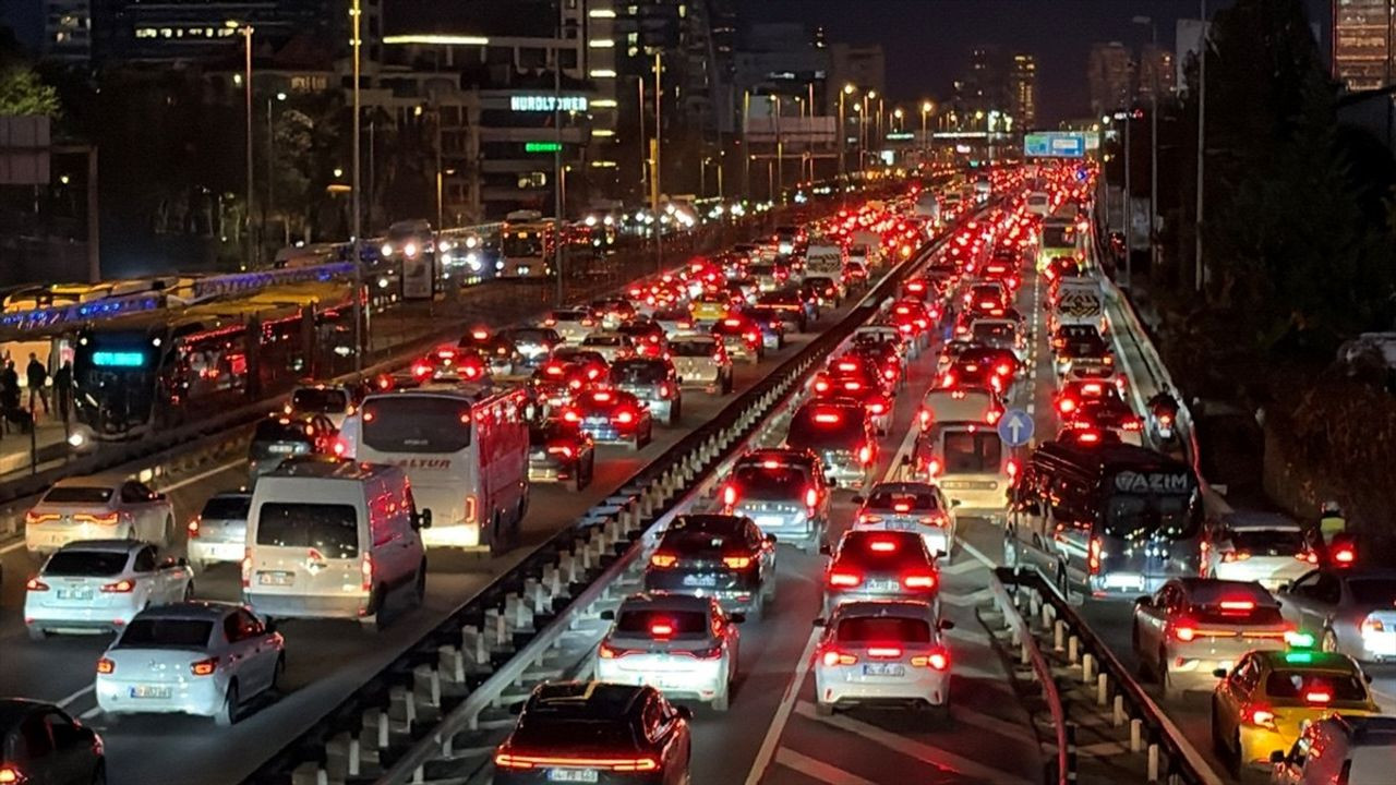 İstanbul'da Trafik Yoğunluğu Zirveye Ulaştı