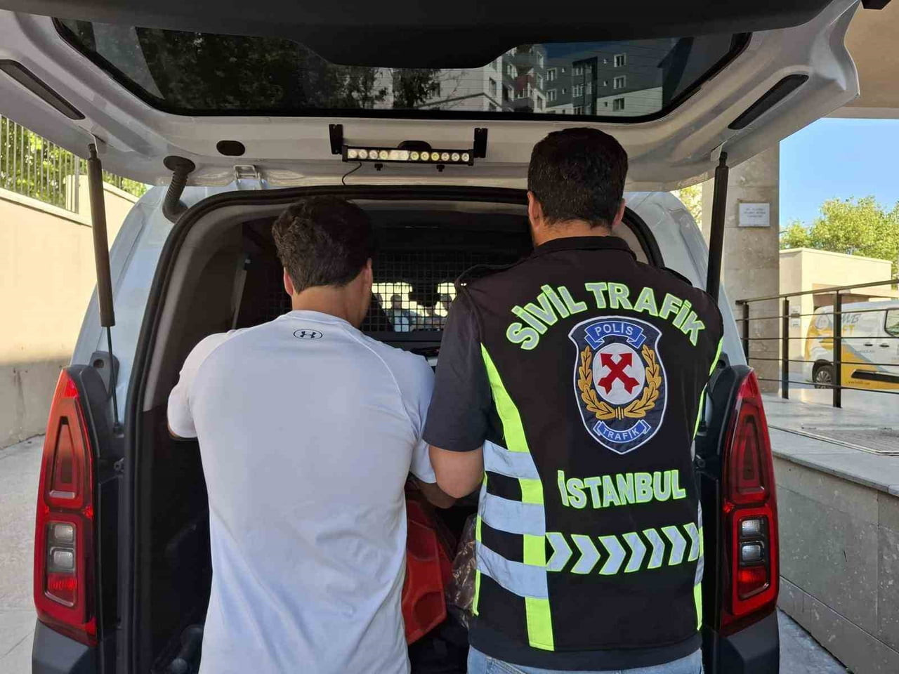 İSTANBUL’DA TRAFİKTE BAŞKA BİR ARACI ISRARLA TAKİP EDEREK SALDIRI GİRİŞİMİNDE BULUNAN SÜRÜCÜ...