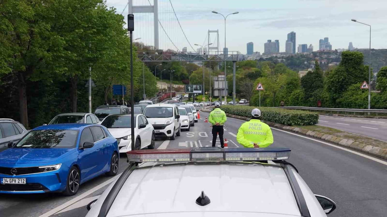 İSTANBUL’DA TRAFİKTE TEHLİKE OLUŞTURAN SÜRÜCÜLERE YÖNELİK DENETİMLER ARALIKSIZ SÜRÜYOR. İSTANBUL...