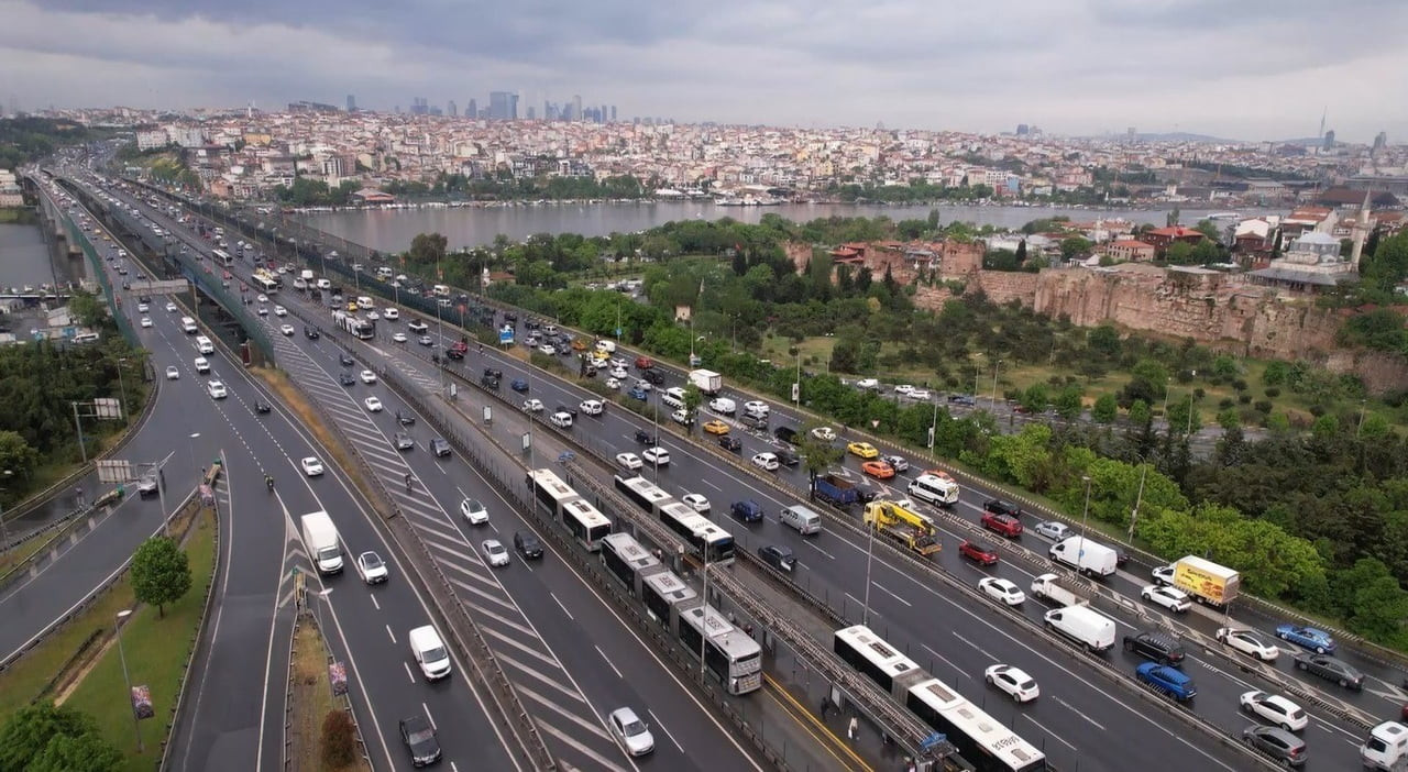 İSTANBUL’DA UYARILARIN ARDINDAN BEKLENEN SAĞANAK YAĞIŞ ARALIKLARLA ETKİLİ OLUYOR. ETKİLİ OLAN...