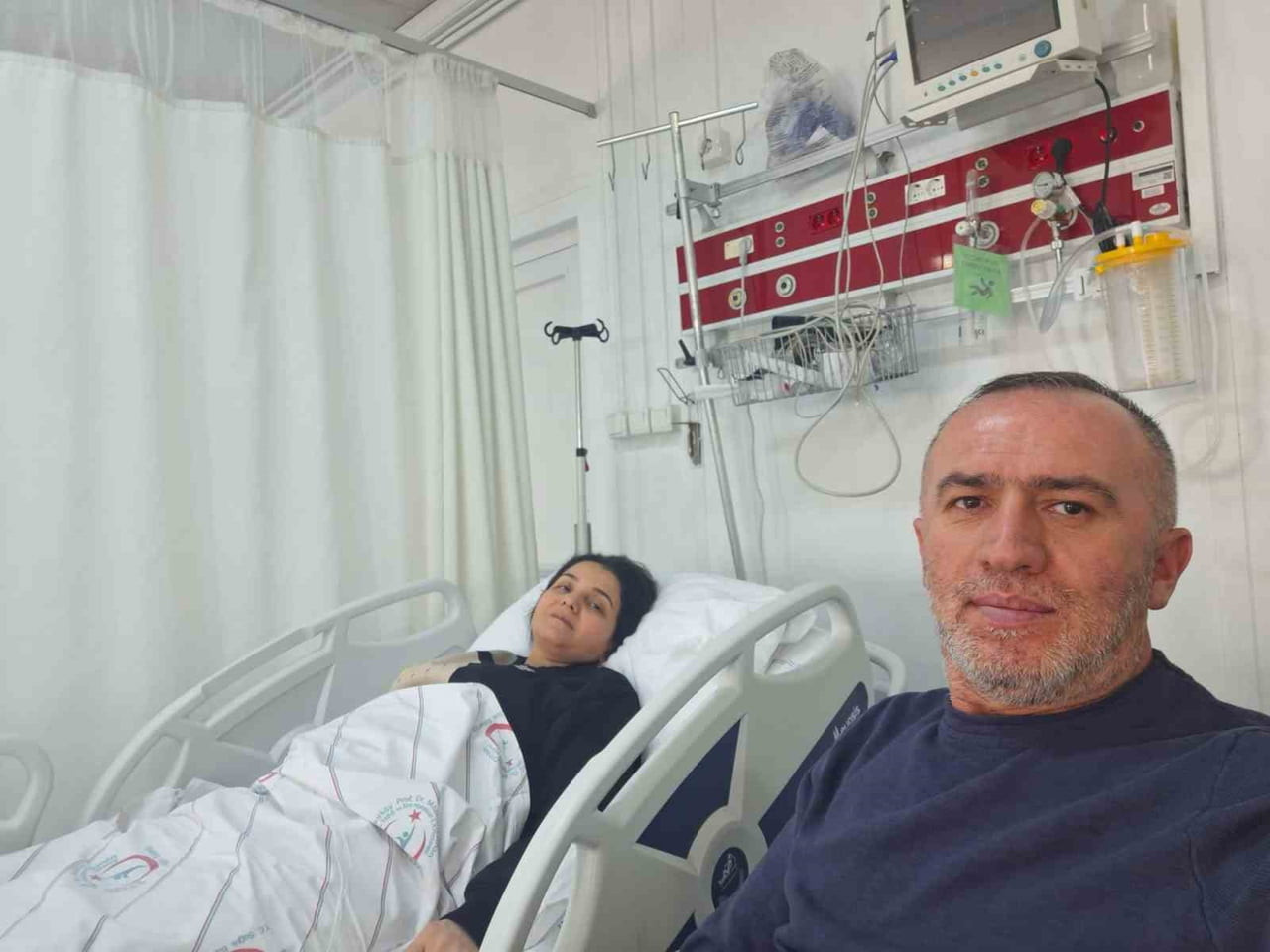 İSTANBUL’DA YAŞAYAN GAZETECİ ELVAN EZBER, PEŞ PEŞE GEÇİRDİĞİ İKİ BEYİN KANAMASI BİR MENENJİTLE...