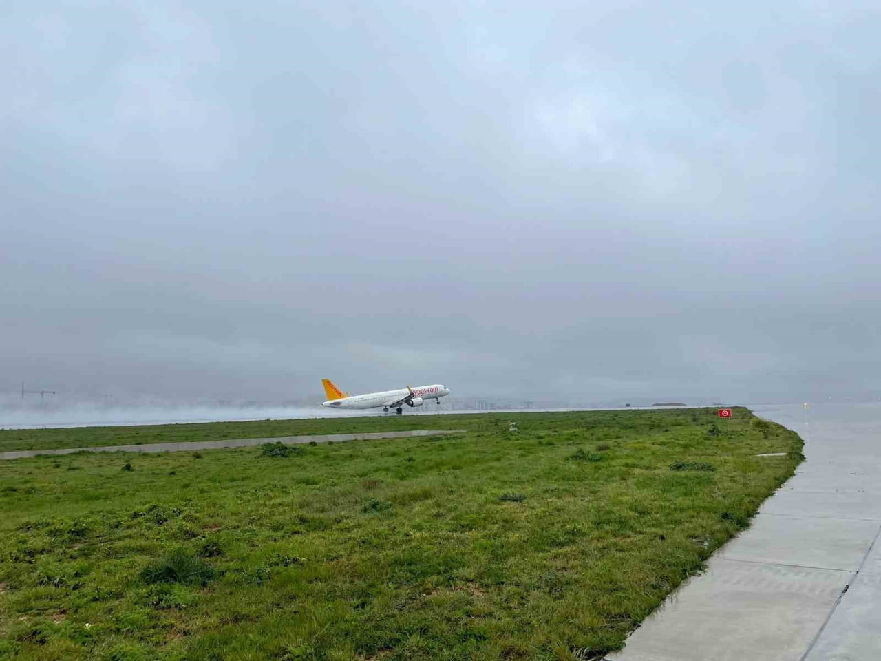 İSTANBUL’DAKİ OLUMSUZ HAVA KOŞULLARI VE DÜŞÜK GÖRÜŞ MESAFESİ NEDENİYLE AKSAKLIKLARIN YAŞANDIĞI...
