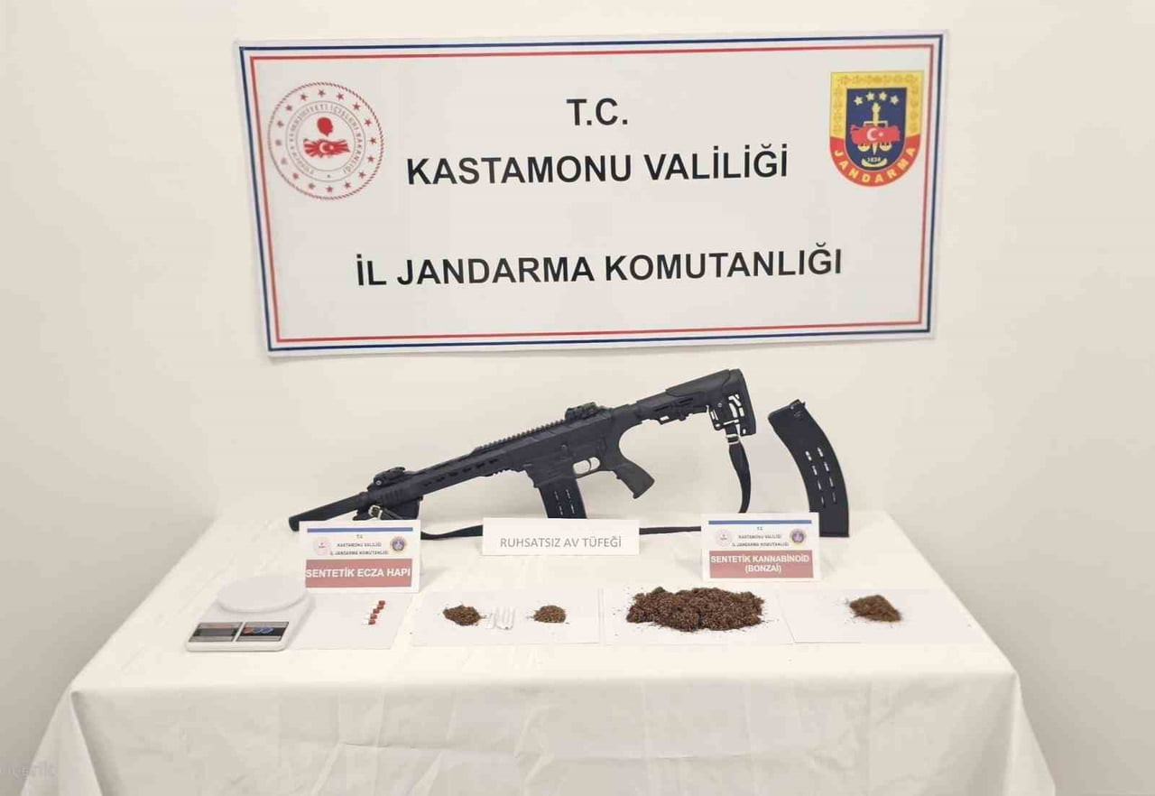 İSTANBUL’DAN KASTAMONU’YA UYUŞTURUCU GETİRDİKLERİ İDDİASIYLA JANDARMA EKİPLERİNCE DÜZENLENEN...