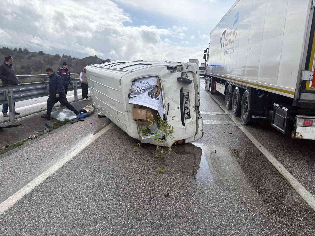 İSTANBUL’DAN SAMSUN İSTİKAMETİNE GİTMEKTE OLAN MİNİBÜS, KASTAMONU’DA D-100 KARAYOLU ÜZERİNDE...
