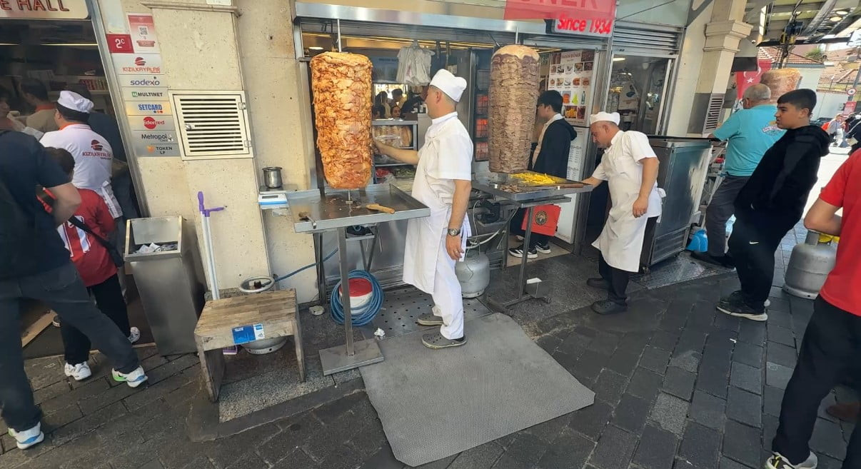 İSTANBUL’UN EN YOĞUN CADDELERİNDEN BİRİSİ OLAN İSTİKLAL CADDESİ’NDEKİ BÜFELERDE GAZ BORUSUNUN...
