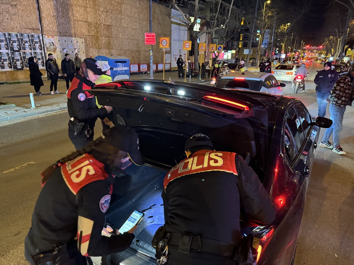 İstanbul’un Kadıköy ilçesinde aranan araç ve şahıslara yönelik trafik denetimi ve genel asayiş...