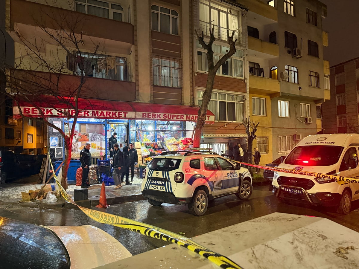 İstanbul’un Sultangazi ilçesinde bir markete yönelik maskeli 2 kişinin düzenlediği silahlı...