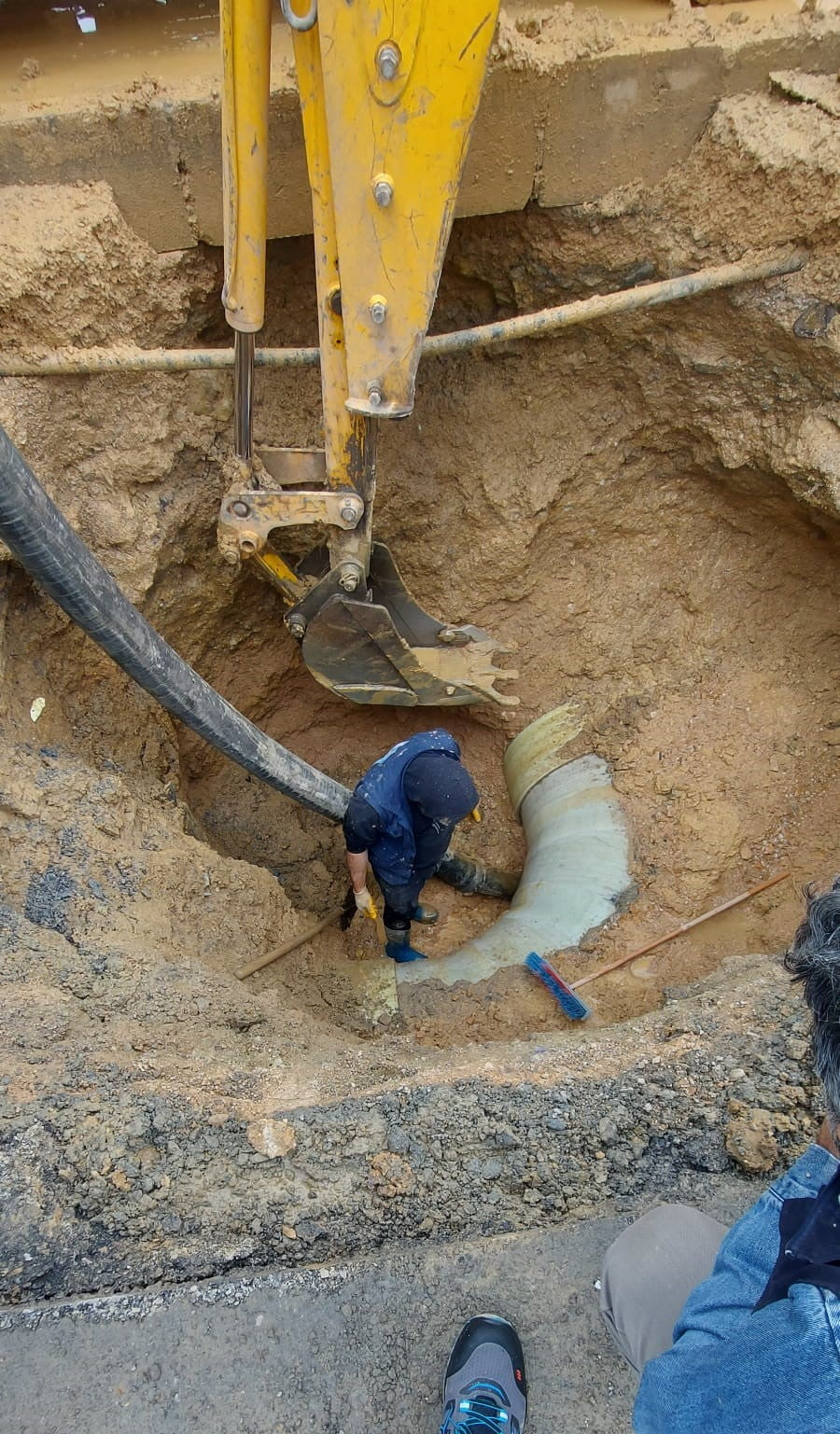İSU GENEL MÜDÜRLÜĞÜ EKİPLERİ, GEBZE YENİ BAĞDAT CADDESİ'NDE ARIZALANAN İÇME SUYU HATTINI ONARMAK...