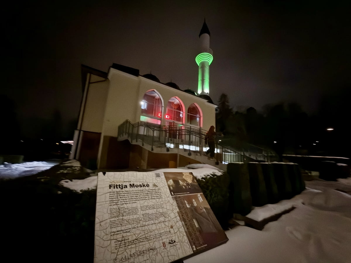 İsveç genelinde Müslümanlar, ramazanın ilk teravih namazını kıldı. Başkent Stockholm'de Diyanet...