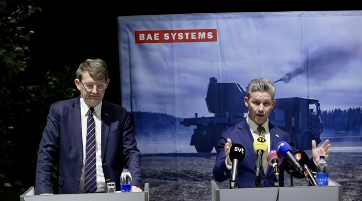 İsveç Savunma Bakanı Pal Jonson (solda) Danimarka Savunma Bakanı Troels Lund Poulsen (sağda) ile...