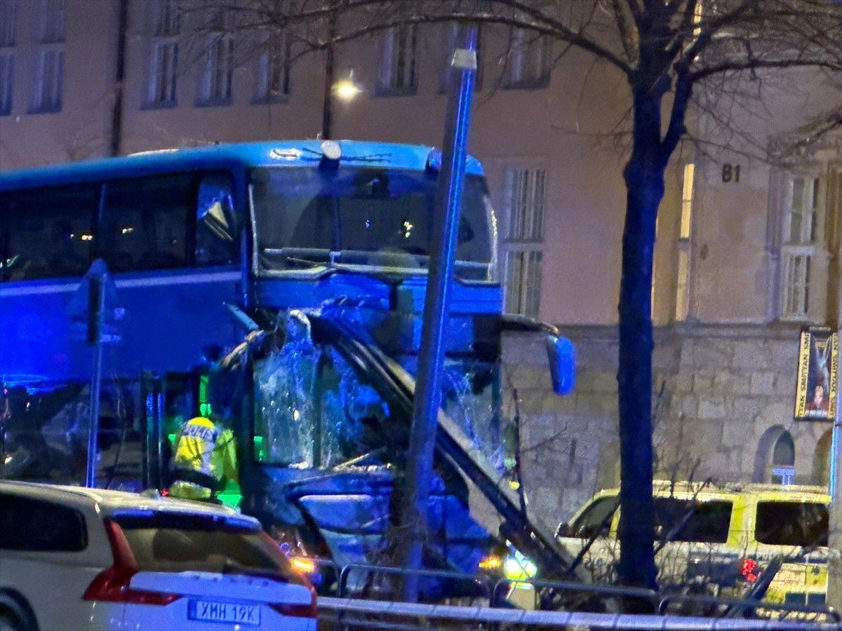 İsveç'in başkenti Stockholm'de çift katlı otobüsün bir durağa çarpması sonucu ölü ve yaralıların...