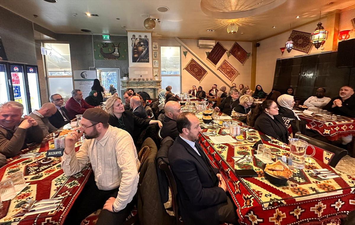 İsveç'in başkenti Stockholm'de düzenlenen iftar programında, ülkedeki Müslüman, Hristiyan ve...